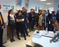 Il gruppo degli Ottici abilitati del nord-est mentre visitano i laboratori, gli ambulatori e gli uffici della Banca degli Occhi in occasione del precedente Open Day.