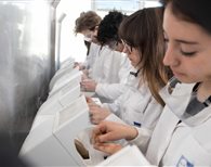 Lavoro di finitura manuale delle lenti per occhiali
