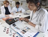 Lettura catalogo lenti per occhiali
