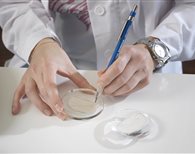 Incisione manuale delle lenti in preparazione della molatura