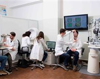 Gruppo di studenti in esercitazione nell’ambulatorio uno