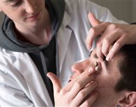 Applicazione lenti a contatto tre
