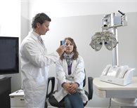 Dimostrazione di misura di pressione con strumento per autodiagnosi