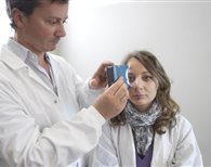 Dimostrazione di misura di pressione con strumento per autodiagnosi